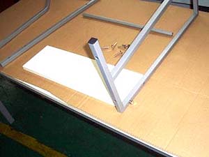 研修用デスクの組み立て