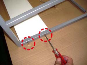 研修用デスクの組み立て