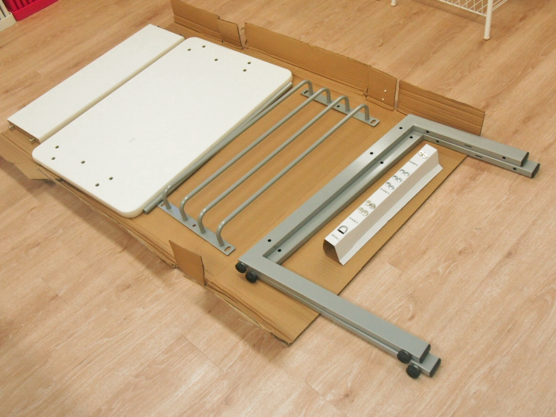 研修用デスクの組み立て