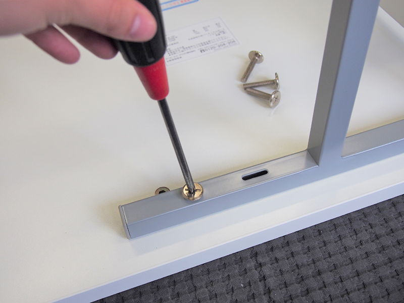 スモール研修用デスクの組み立て