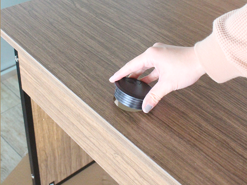 ワーキングデスクの組み立て