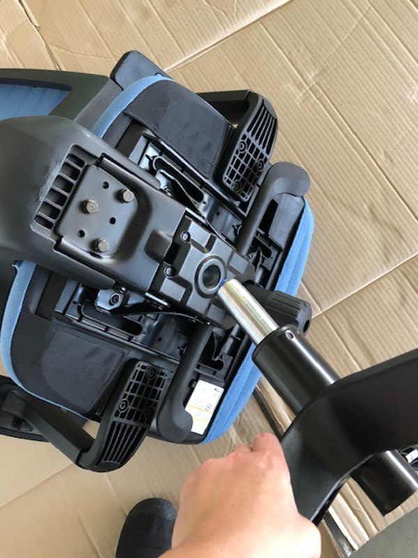 T30チェア可動肘の組み立て