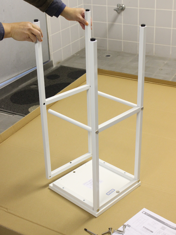 シンプル消毒液台の組み立て