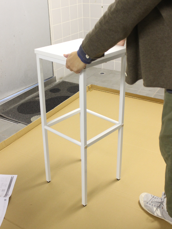 シンプル消毒液台の組み立て