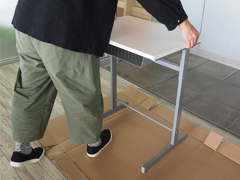 スタディデスクの組み立て