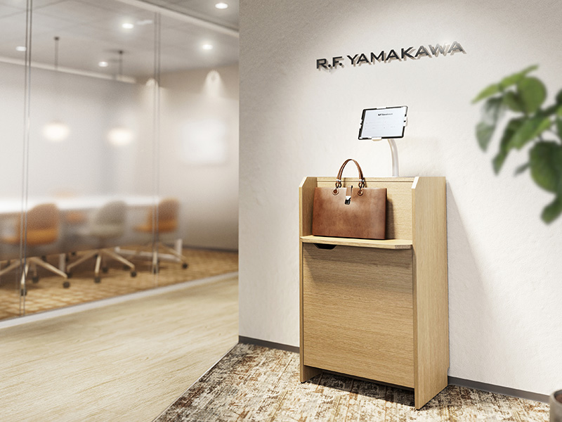 無人受付カウンター上に設置したタブレットスタンド卓上タイプ