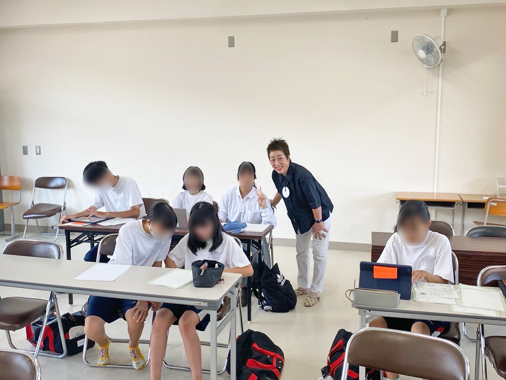 脱炭素カルタのデザイン指導