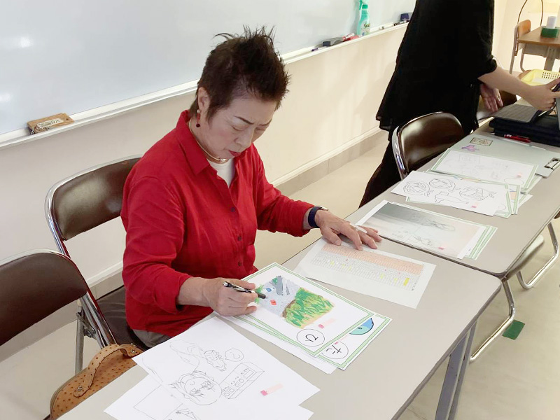 地元中学生による「脱炭素カルタづくり」のデザイン指導