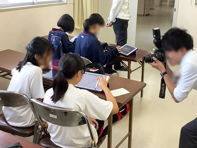 地元中学生による「脱炭素カルタづくり」のデザイン指導