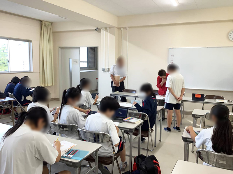 地元中学生による「脱炭素カルタづくり」のデザイン指導