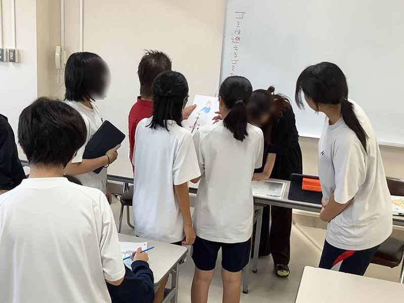 地元中学生による「脱炭素カルタづくり」のデザイン指導