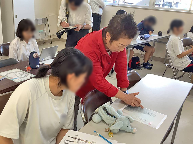 地元中学生による「脱炭素カルタづくり」のデザイン指導