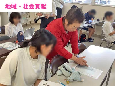 地元中学生による「脱炭素カルタづくり」のデザイン指導