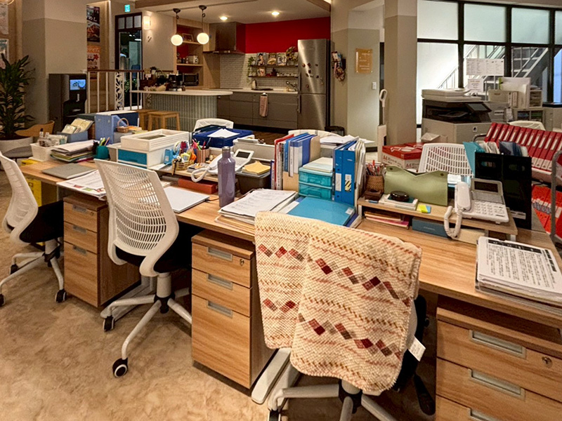 【美術協力】ドラマ『パンダより恋が苦手な私たち』に家具を提供いたしました